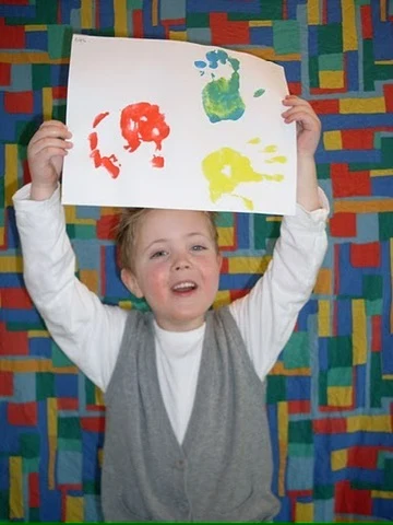 Meester Ties als kind, met een tekening van handafdrukken